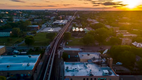 Imágenes-Aéreas-De-Drones-De-Hiperlapso-Del-área-Urbana-De-Chicago-Durante-La-Puesta-De-Sol