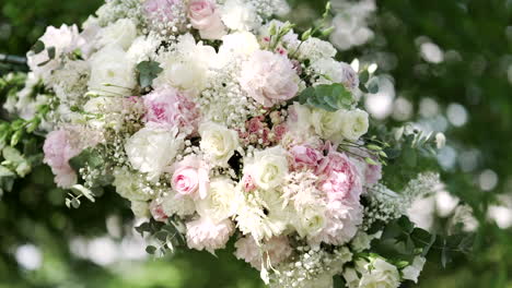 Beautiful-floral-arrangement-with-white-and-pink-roses-in-a-lush-outdoor-setting