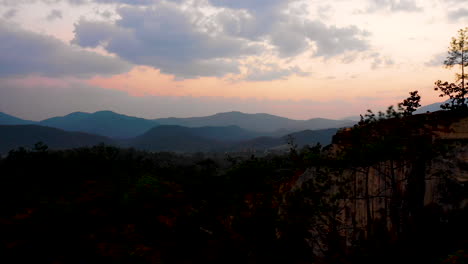 Malerische-Luftaufnahmen-Vom-Sonnenuntergang-über-Den-Bergen-Thailands