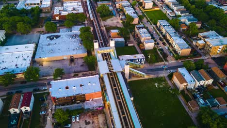 Luftaufnahmen-Von-Einem-Stadtgebiet-Von-Chicago-Mit-Hyperlapse-Drohnen-Während-Des-Sonnenuntergangs-Bis-Zum-Einbruch-Der-Dunkelheit