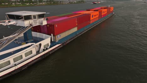 Containerschiff-Lastkahn-Auf-Dem-Fluss-In-Der-Nähe-Von-Moerdijk,-Niederlande