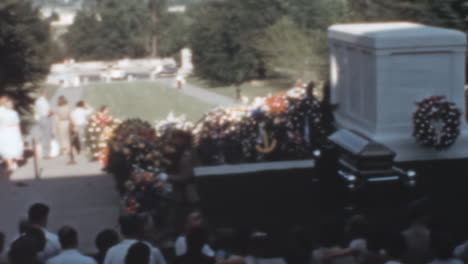 La-Gente-Asiste-A-Una-Ceremonia-En-El-Cementerio-Nacional-De-Arlington-En-La-Década-De-1950.