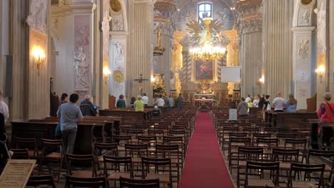 Interiores-De-La-Iglesia-Católica-Romana-La-Iglesia-De-Ana.