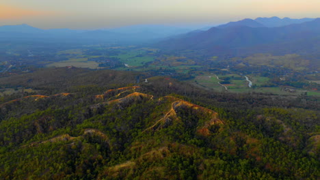 Impresionante-Vista-Aérea-Del-Paisaje-De-Tailandia-Al-Atardecer.