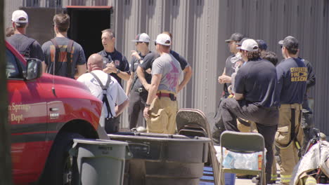 Un-Grupo-De-Bomberos-Se-Reúne-Con-Un-Instructor-En-El-Entrenamiento-Con-Fuego-Real-Evolution-En-Siloam-Springs,-Arkansas.