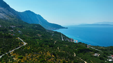 Vista-Aérea-Que-Se-Eleva-Sobre-La-Naturaleza-Montañosa-De-La-Riviera-De-Makarska-En-Croacia