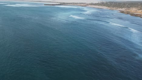 Toma-Aérea-De-Surfistas-Disfrutando-De-La-Gran-Ensenada-Australiana-En-Cactus-Beach,-Australia-Del-Sur