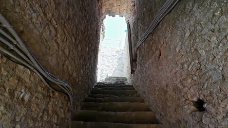 The-13th-century-stone-stairs-and-walls-at-the-Chlemoutsi-Castle-Museum-in-Kastro,-Greece