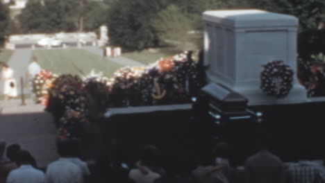 Soldat-Trägt-Gewehr-Beim-Wachwechsel-Auf-Dem-Arlington-National-Cemetery