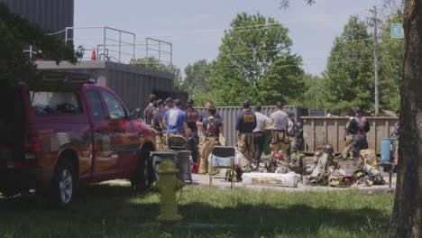 Teilnehmer-Von-Feuerwehren-Bei-Der-Live-Feuerübung-Evolution-In-Siloam-Springs,-Arkansas