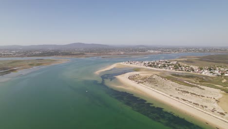 Luftaufnahme-Der-Insel-Olhao-Armona-In-Portugal-Mit-Langem-Sandstrand-Und-Kleiner-Stadt