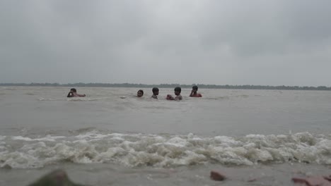 Viele-Kinder-Baden-Im-Wasser-Des-Ganges