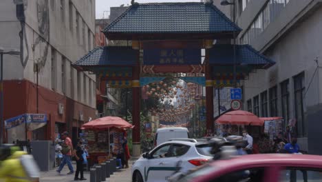 Entrance-to-Chinese-neighbourhood-city-gate,-Mexico-City-CDMX,-China-decoration