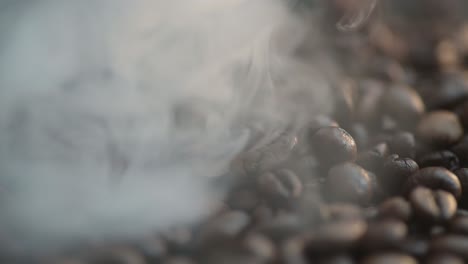 Macro-De-Primer-Plano-De-Un-Humo-Cayendo-Sobre-El-Grano-De-Café