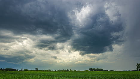 Timelapse-Del-Sol-Brillando-A-Través-De-Fuertes-Nubes-De-Lluvia-Al-Aire-Libre