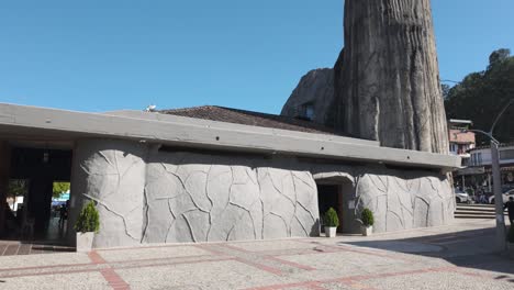 Iglesia-Del-Templo-De-Roca-En-El-Peñol,-Colombia,-Bajo-Un-Cielo-Azul-Claro,-Con-Un-Diseño-Arquitectónico-único