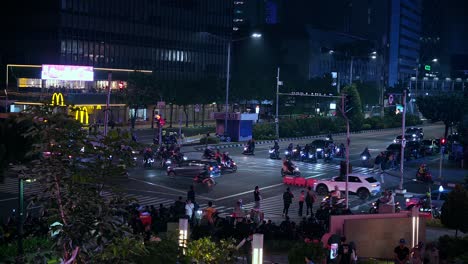 Sarinah-Intersection,-Thamrin-Road,-Busy-Night-city-tranportation