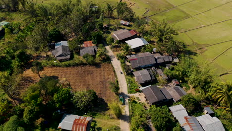 Vista-Aérea-Panorámica-De-Un-Pueblo-Y-Tierras-De-Cultivo-En-El-Campo-Tailandés