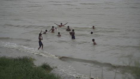 Viele-Kinder-Baden-Im-Wasser-Des-Ganges