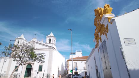 La-Brillante-Iglesia-De-Santa-María-De-Lagos-Bajo-Un-Cielo-Azul-Claro