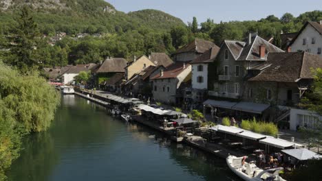 Comunidad-Ribereña,-Casas-Residenciales-Y-Restaurante,-Chanaz,-Aix-les-bains,-Francia