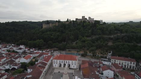 Luftflug-über-Die-Innenstadt-Von-Tomar-Zur-Mittelalterlichen-Festung-Und-Zum-Kloster-Christi