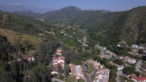 Glendale,-California-lies-in-the-Verdugo-Mountains,-neighborhood-of-homes---ascending-aerial-reveal