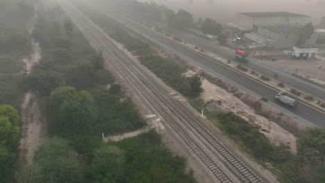 Paralelo-De-Ferrocarril-Y-Carretera-En-Sahiwal,-Punjab,-Pakistán---Antena