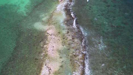 Arrecife-De-Coral-Y-Aguas-Turquesas-En-Crasky,-Los-Roques,-Vista-Aérea