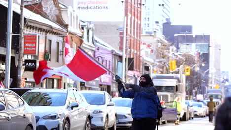 Hombre-Con-Bandera-Canadiense-Protestando-Contra-Los-Mandatos-Anticovid-En-Toronto