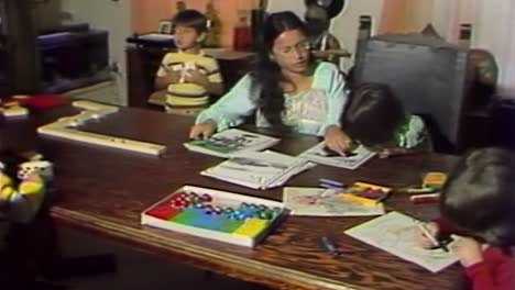 Asiatische-Familie-Aus-Den-1970er-Jahren-Mit-Kindern,-Die-Am-Tisch-Spielen-Und-Malen