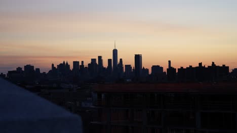 Skyline-Von-New-York-Von-Brooklyn-Aus-Bei-Wunderschönem-Sonnenuntergang-Gesehen