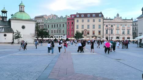 Fußgänger-Auf-Dem-Hauptmarkt-In-Krakau-Am-Wochenende-Abend