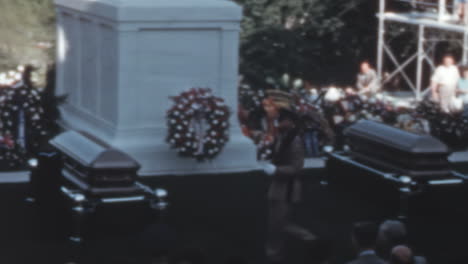 Ceremonia-Junto-A-La-Tumba-De-Los-Soldados-Que-Perdieron-La-Vida-En-La-Batalla-En-La-Década-De-1950.