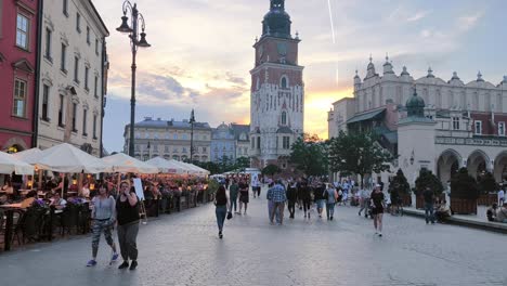 Masse-Der-Touristen-Auf-Dem-Hauptmarkt-In-Krakau-Am-Wochenende-Abend-Mit-Rathausturm-Im-Hintergrund