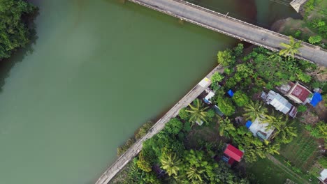 Wohndorf-Am-Ufer-Des-Flusses-Pajo-In-Der-Nähe-Der-Straßenbrücke-In-Virac,-Catanduanes,-Philippinen