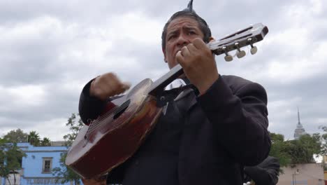 Banda-En-Vivo-Actuación-Callejera-De-La-Ciudad-De-México,-Tocando-Guitarra-Mexicana,-Cdmx