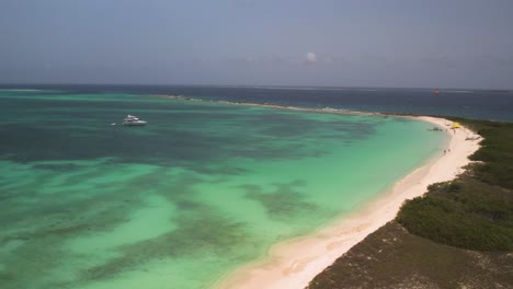 Das-Türkisfarbene-Wasser-Und-Die-Weißen-Sandstrände-Des-Crasky-Beach-In-Los-Roques,-Luftaufnahme