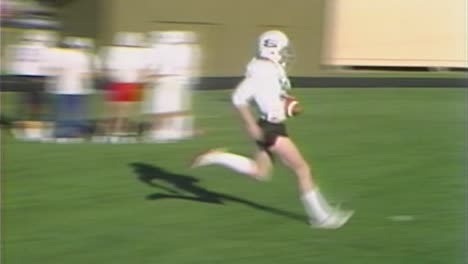 1970er-Jahre-High-School-Football-Team-übt-Ball