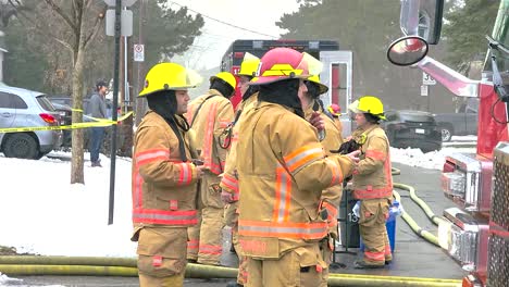 Camaradería-Del-Departamento-De-Bomberos-Después-De-Que-Se-Extingue-Un-Incendio-Y-Se-Realiza-Un-Trabajo-Bien-Hecho