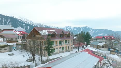 Drohnenaufnahme-Der-Architektur-Von-Wohnhäusern-Im-Shogran-Tal-Während-Eines-Wintermorgens-In-Pakistan