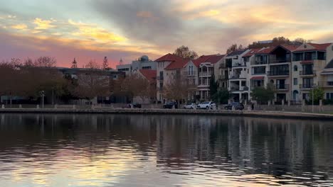 Mágico-Tenue-Atardecer-Cielo-Reflejo