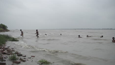 Viele-Kinder-Baden-Im-Wasser-Des-Ganges