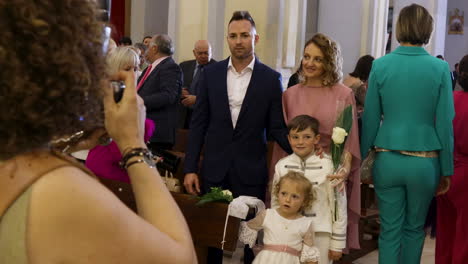 Esposo,-Esposa-E-Hijos-Sonriendo-Para-El-Fotógrafo-Durante-Una-Festividad-De-La-Iglesia