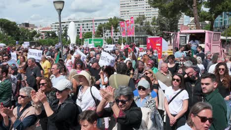 Cientos-De-Manifestantes-Liberales-Sostienen-Pancartas-Durante-Una-Manifestación.