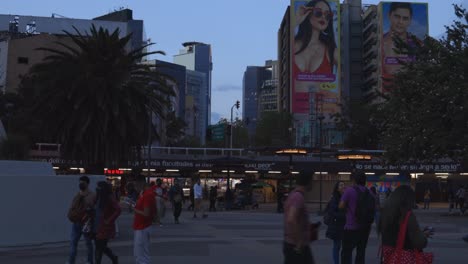 Mexico-City-square-at-night,-CDMX,-local-Mexican-people-hang-out