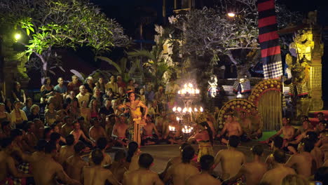 Espectáculo-De-Danza-Del-Fuego-Tari-Kecak-Dentro-Del-Templo-Nocturno-En-Ubud,-Bali