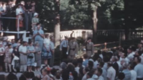 Militärangehörige-Gehen-Bei-Der-Zeremonie-Auf-Dem-Arlington-National-Cemetery-Unter-Die-Leute