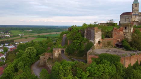 Abstieg-Von-Der-Spitze-Der-Burg-Gussing-Zum-Steilen-Eingang,-Der-Nach-Oben-Führt