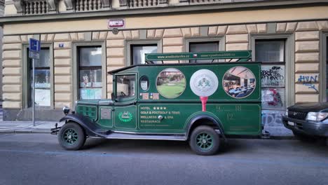 Video-Eines-Alten-Prager-Lastwagens,-Grünes-Oldtimer